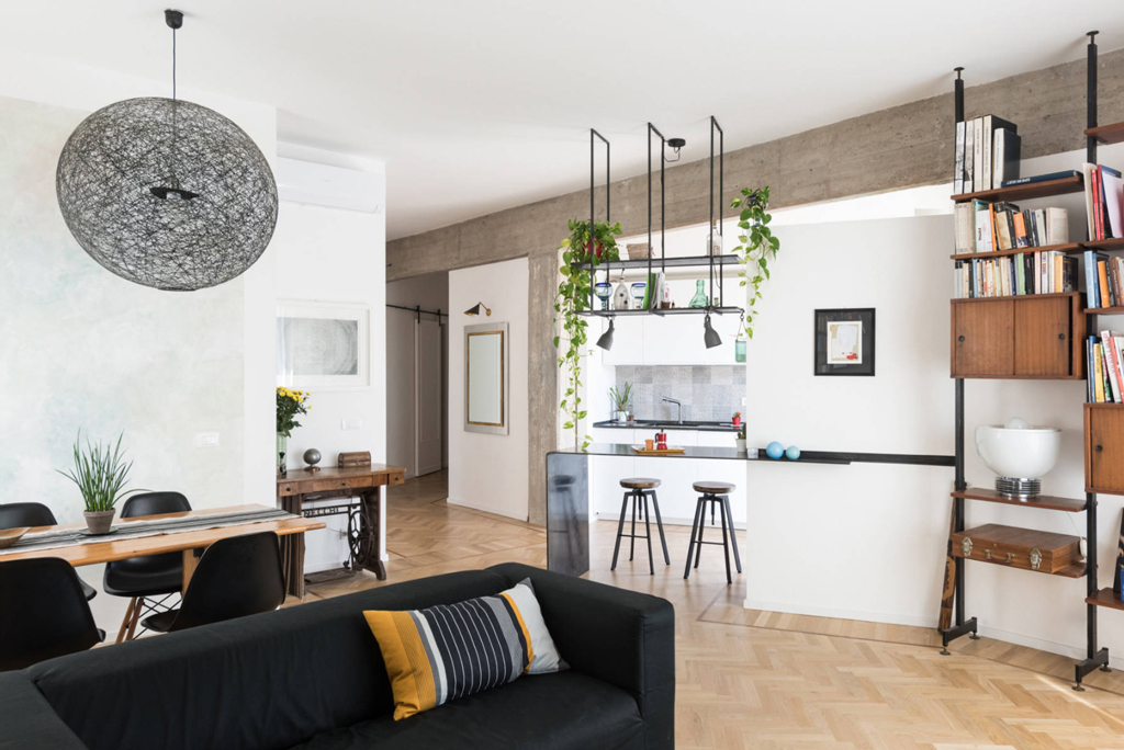 livingroom with industrial style and exposed concrete beams and pillars. interno 2 al pigneto